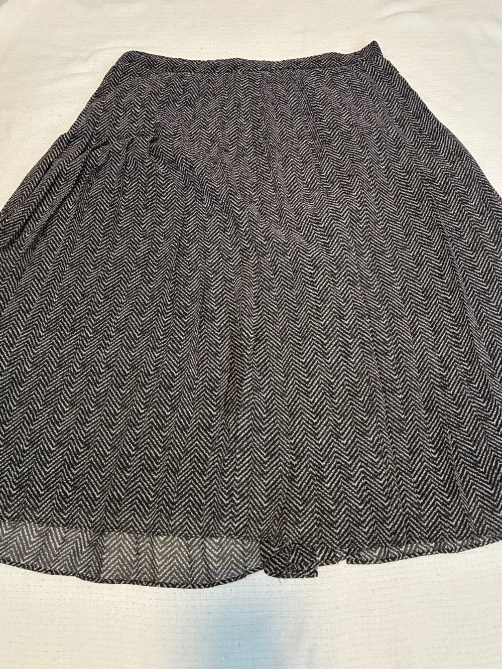 Ann Taylor Herringbone Pleated B&W. Knee Length Size 4. EUC. Chic Timeless style